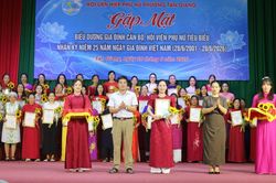 T&ocirc;n vinh 45 gia đ&igrave;nh phụ nữ ti&ecirc;u biểu phường T&acirc;n Giang