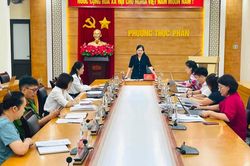 Đoàn kiểm tra liên ngành của tỉnh về công tác quản lý an toàn thực phẩm làm việc tại phường Thục Phán