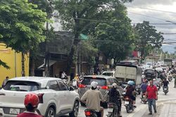 Cầu sông Hiến bị ùn tắc giao thông do người dân di chuyển tài sản tránh lũ