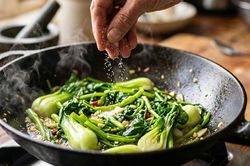 Cách xào rau xanh giòn, giữ trọn dinh dưỡng: Thêm ngay 1 gia vị này vào
