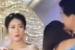 Người yêu cũ trơ trẽn lên sân khấu cướp hôn, thái độ của chú rể khiến cộng đồng mạng dậy sóng
