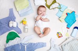 Mua quần áo sơ sinh mới, cha mẹ nhớ làm ngay điều này để tránh gây hại cho bé