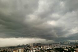 Hà Nội mưa dông giờ cao điểm, đề phòng lốc, sét và mưa đá