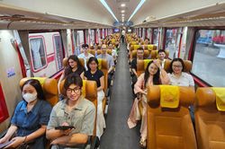 Chuyến tàu đặc biệt chở hơn 1.200 y bác sĩ Bệnh viện Bạch Mai lăn bánh