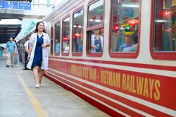 Chuyến t&agrave;u đặc biệt chở hơn 1.200 y b&aacute;c sĩ Bệnh viện Bạch Mai lăn b&aacute;nh