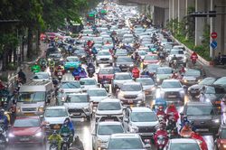 H&agrave; Nội đ&oacute;n 'mưa v&agrave;ng' đ&uacute;ng giờ cao điểm, nhiều tuyến phố &ugrave;n tắc