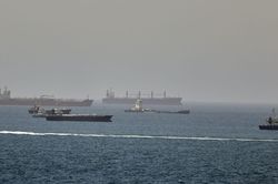 Iran bị cáo buộc tấn công tàu hàng gần Oman, căng thẳng eo biển Hormuz leo thang