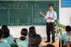 Tổng Bí thư, Chủ tịch nước: Nghiên cứu giảm biên chế quản lý, tăng giáo viên trực tiếp giảng dạy