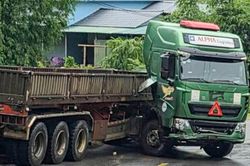 Vợ tử vong, chồng và con bị thương sau va chạm với xe đầu kéo