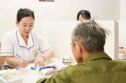 Kh&ocirc;ng c&ograve;n cảnh dậy từ 3 giờ s&aacute;ng l&ecirc;n H&agrave; Nội kh&aacute;m bệnh