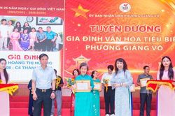 Phường Giảng V&otilde; tuy&ecirc;n dương 70 gia đ&igrave;nh văn h&oacute;a ti&ecirc;u biểu