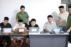 Khởi tố 2 đối tượng tổ chức cho người kh&aacute;c ở lại Việt Nam tr&aacute;i ph&eacute;p để lập 's&agrave;o huyệt' lừa đảo