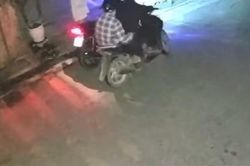 Hà Nội: Cô gái trẻ bị 2 đối tượng áp sát, hành hung trước cửa nhà lúc rạng sáng
