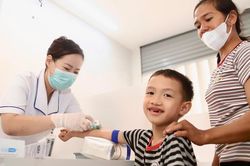 Người d&acirc;n phấn khởi đi kh&aacute;m miễn ph&iacute; trong ng&agrave;y khai trương Bệnh viện Bạch Mai cơ sở Ninh B&igrave;nh