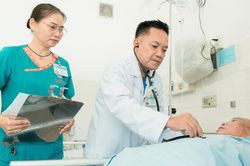 Hai cụ ông cận kề cái chết vì bệnh tim mạch được cứu sống bằng kỹ thuật hiện đại