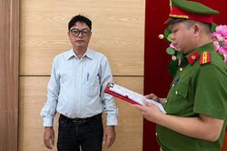 Điều khiển phương tiện đi lấn l&agrave;n g&acirc;y tai nạn chết người, t&agrave;i xế &ocirc; t&ocirc; bị khởi tố