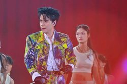H&ograve;a Minzy chụp h&igrave;nh c&ugrave;ng 20.000 kh&aacute;n giả, Quang H&ugrave;ng MasterD khiến s&acirc;n khấu 'nổ tung'