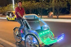 Bất ngờ với dàn xích lô 'siêu tốc' rực sáng phố biển Nha Trang