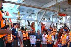 Cảnh s&aacute;t biển v&agrave; c&aacute;n bộ Mặt trận đồng h&agrave;nh c&ugrave;ng ngư d&acirc;n TP Hồ Ch&iacute; Minh