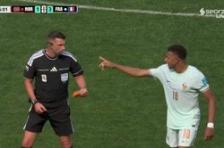 Khoảnh khắc Mbappe 'chỉ đạo' trọng t&agrave;i g&acirc;y b&atilde;o mạng