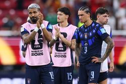 Uruguay rời World Cup sau màn trình diễn thảm họa