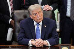 Ông Trump cảnh báo áp thuế 100% với nước đánh thuế Big Tech Mỹ
