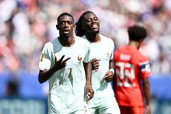 Dembele phiên bản Quả bóng Vàng xuất hiện