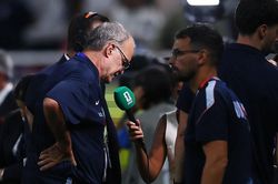 Bielsa nổi đóa với phóng viên sau cú sốc của Uruguay