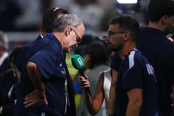 Bielsa nổi đóa với phóng viên sau cú sốc của Uruguay