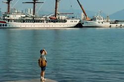 Xếp hàng chụp ảnh tại bến tàu 'view triệu đô' ở Nha Trang