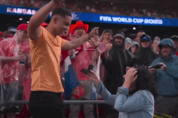 C&ocirc; g&aacute;i quỳ gối cầu h&ocirc;n bạn trai khiến kh&aacute;n đ&agrave;i World Cup vỡ &ograve;a