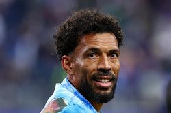 Thủ m&ocirc;n 16 triệu lượt theo d&otilde;i s&aacute;nh ngang huyền thoại World Cup
