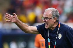 HLV Marcelo Bielsa quát thẳng phóng viên