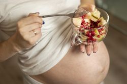 Những thực phẩm giúp mẹ bầu giảm táo bón