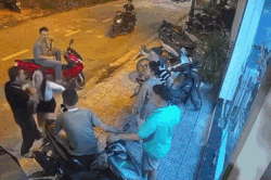 C&ocirc;ng an v&agrave;o cuộc vụ c&ocirc; g&aacute;i bị người đ&agrave;n &ocirc;ng t&aacute;t trước qu&aacute;n karaoke