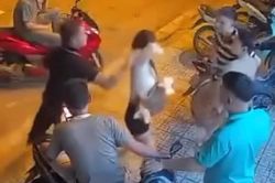 Clip người đàn ông tát cô gái trước quán karaoke gây phẫn nộ