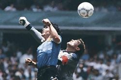 Quả b&oacute;ng g&acirc;y tranh c&atilde;i nhất lịch sử World Cup của Maradona l&ecirc;n s&agrave;n