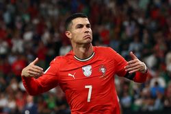 Rio Ferdinand bảo vệ Ronaldo