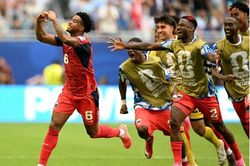 Kh&ocirc;ng thắng trận n&agrave;o, 'đội b&oacute;ng t&iacute; hon' Cape Verde vẫn lọt v&ograve;ng knock-out