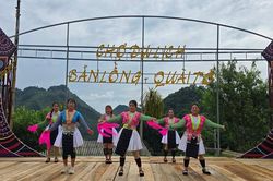 Chợ du lịch bản Lồng - 'điểm hẹn' mới của du khách trên đèo Pha Đin