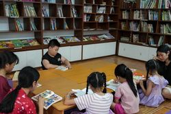 [Ảnh] Một chiều h&egrave; kh&ocirc;ng điện thoại ở thư viện l&agrave;ng