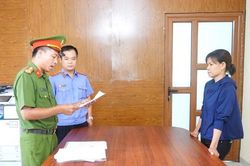 Khởi tố người phụ nữ dùng vòi rửa xe cao áp xịt chảy máu mắt bà bán rau
