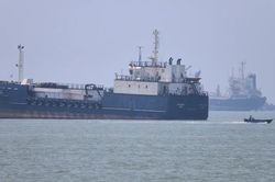 Nỗ lực sơ tán tàu khỏi Vịnh Ba Tư gặp thử thách