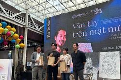 'Vân tay trên mặt nước': Hành trình đối thoại đầy nhân bản