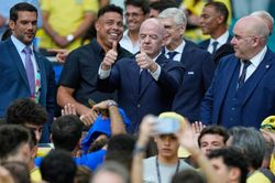 Bên lề World Cup 2026: Dự khán 2 trận cùng giờ