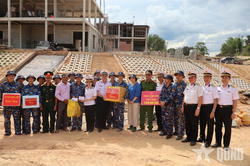Vùng 3 Hải quân kiểm tra, động viên lực lượng tham gia xây dựng trường học tại khu vực biên giới