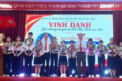 Xã Hòa Tiến trao thưởng Giải thưởng khuyến tài Đỗ Thúc Tịnh