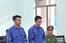 'Ách giữa đàng quàng vào cổ'