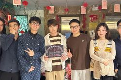 'Escape Room': Khi người trẻ 'giải đố trong bóng tối' để tìm cảm giác thật