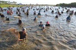 Độc đáo lễ hội đánh cá dưới chân núi Hồng Lĩnh